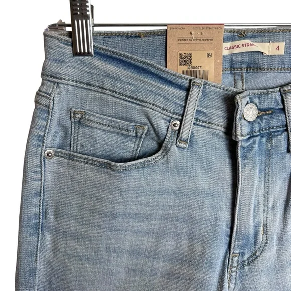 NWT Levi’s Classic Straight Fit Women’s Jeans Light Wash Size 27x30 (4) - Picture 3 of 13